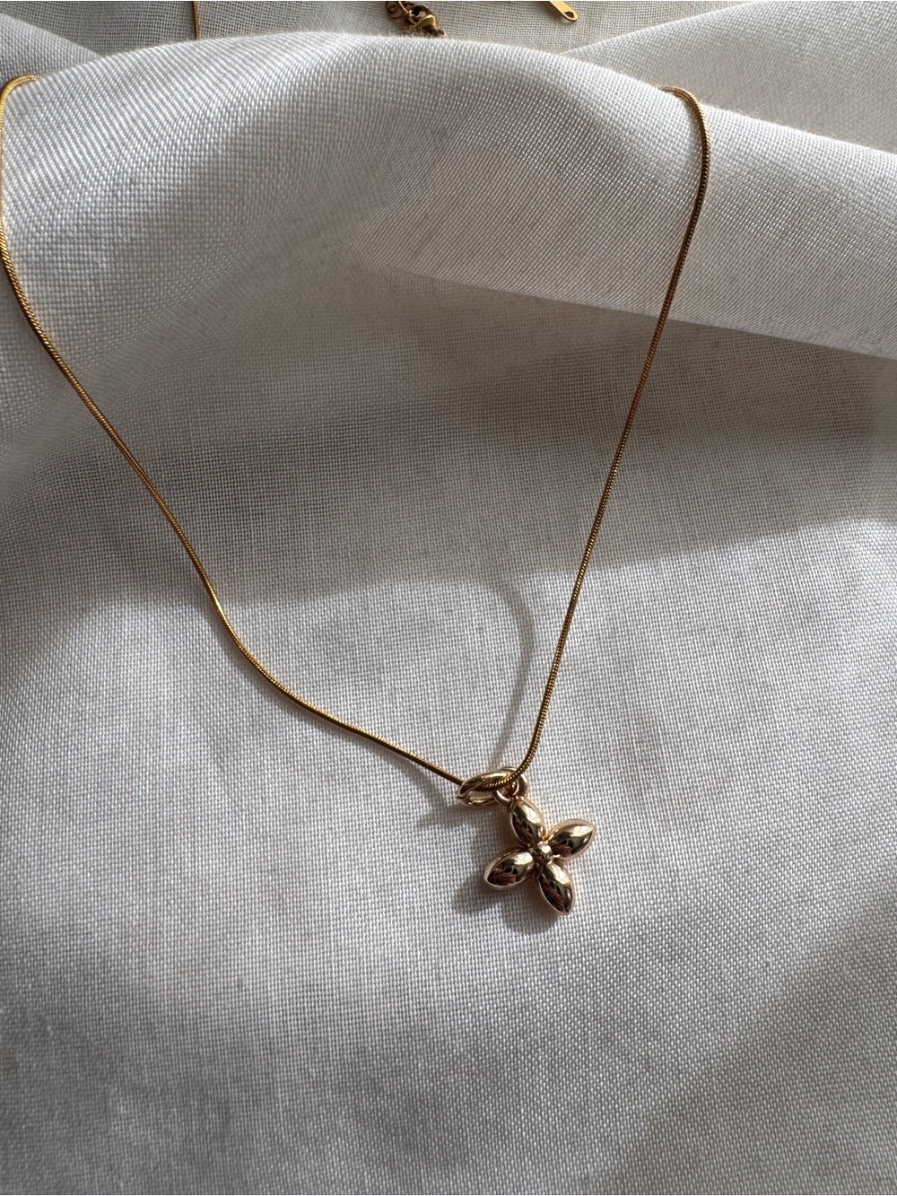 Louis Vuitton Gold Four-Petal Flower Pendant Necklace - Picture 2 of 3